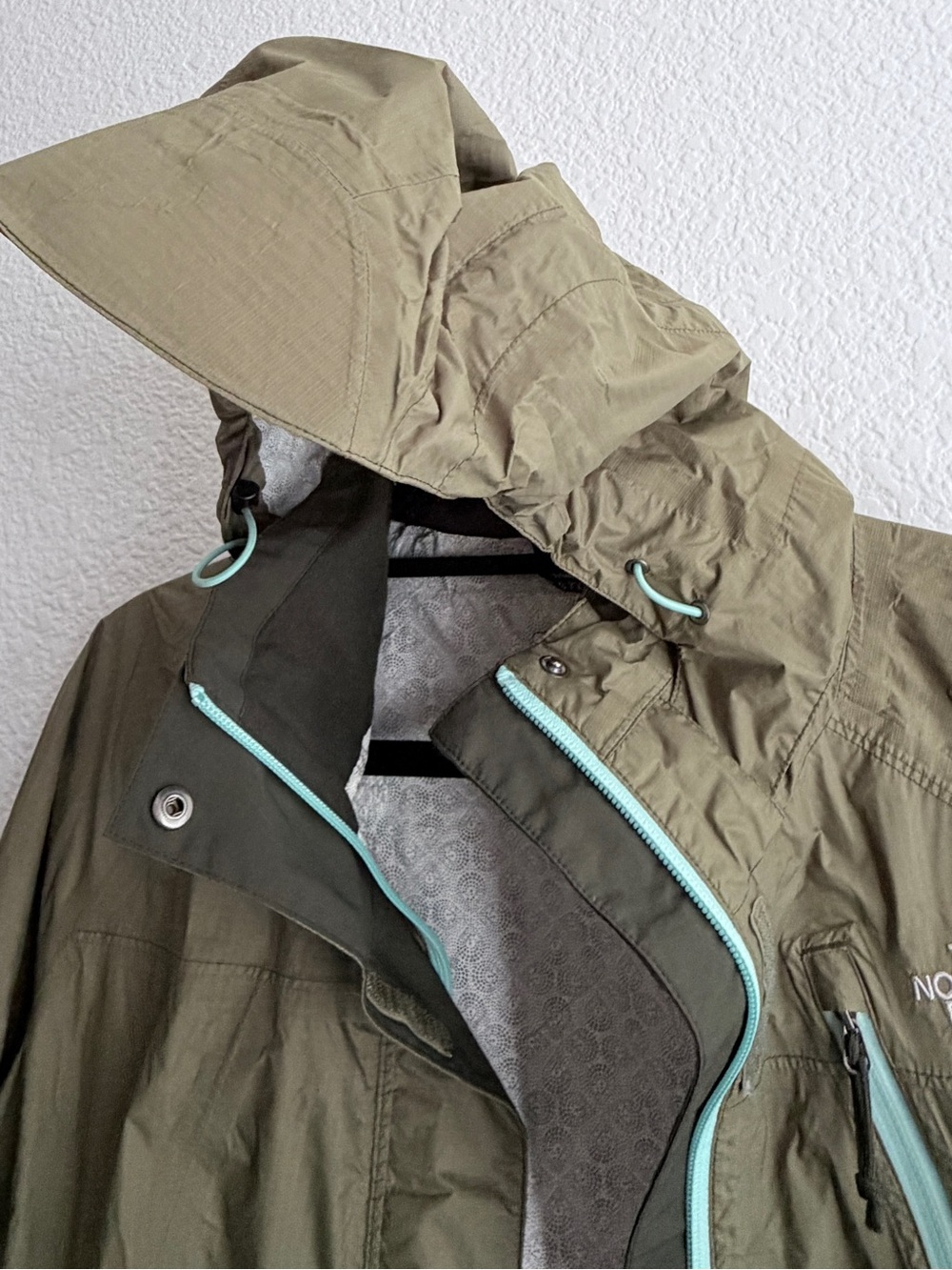 The North Face Venture HyVent 2.5L Rain Jacket with Mint Green Accents Medium - Picture 12 of 14